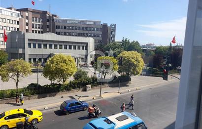 KADIKÖY'DE BELEDİYE KARŞISINDA SIFIRLANMIŞ KİRALIK İŞYERİ