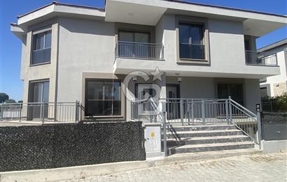 Seferihisar Tepecikte Satılık Tripleks Villa