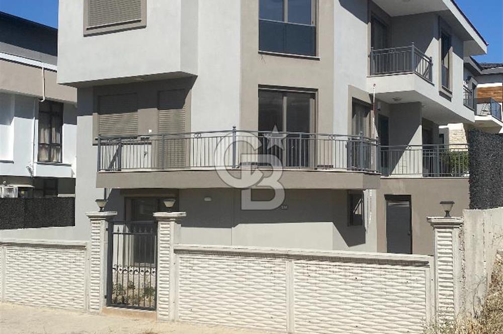 Seferihisar Tepecikte Satılık Tripleks Villa