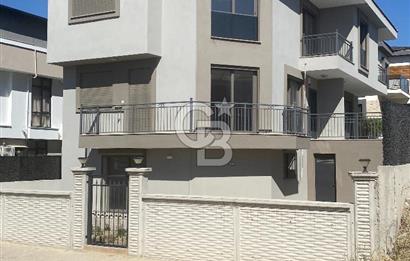 Seferihisar Tepecikte Satılık Tripleks Villa