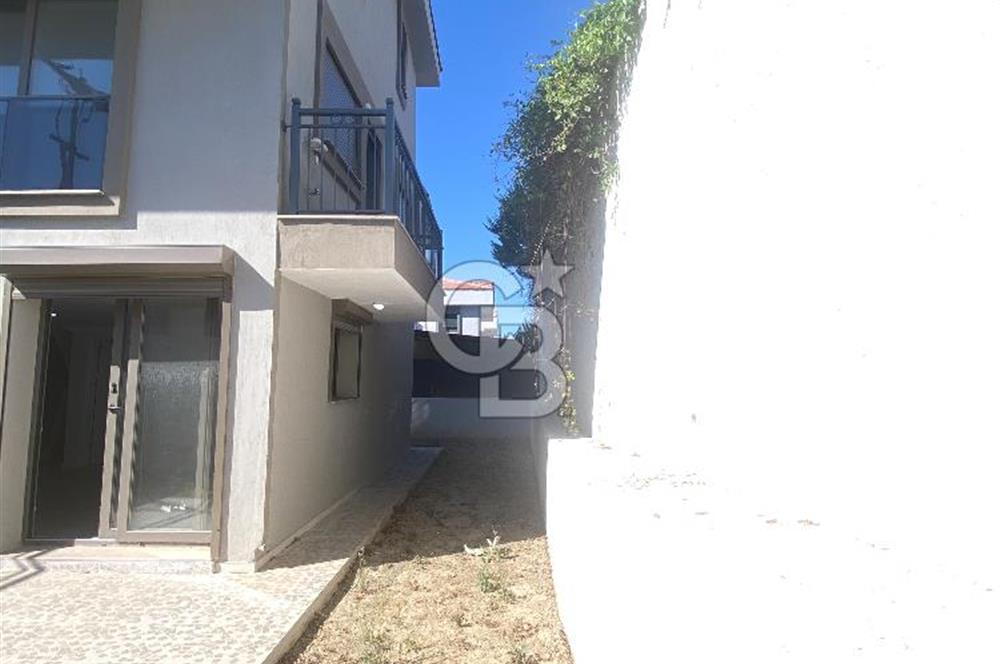 Seferihisar Tepecikte Satılık Tripleks Villa