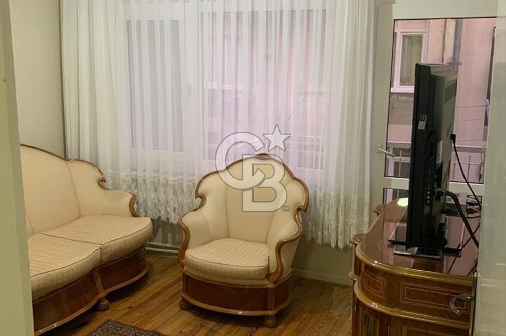 KARŞIYAKADA FIRSAT DAİRE 3+1 KÖŞE AYDINLIK VE DEĞERLİ ARSA PAYI