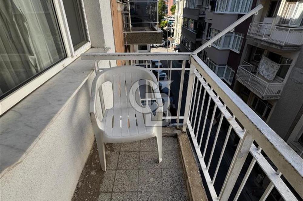 KARŞIYAKADA FIRSAT DAİRE 3+1 KÖŞE AYDINLIK VE DEĞERLİ ARSA PAYI