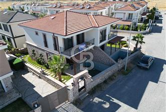 Ayvalık Küçükköy'de Satılık 3+1 Havuzlu Taş Villa