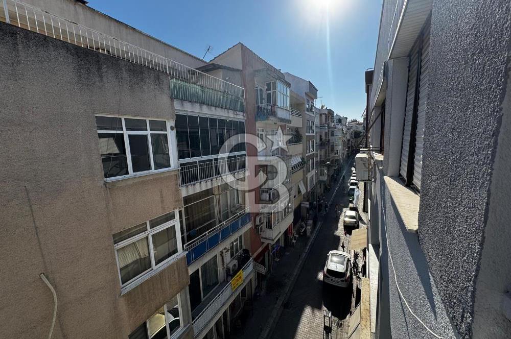 KARŞIYAKADA FIRSAT DAİRE 3+1 KÖŞE AYDINLIK VE DEĞERLİ ARSA PAYI