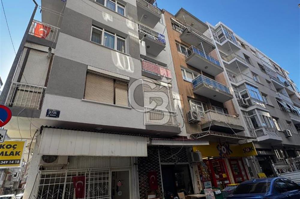 KARŞIYAKADA FIRSAT DAİRE 3+1 KÖŞE AYDINLIK VE DEĞERLİ ARSA PAYI