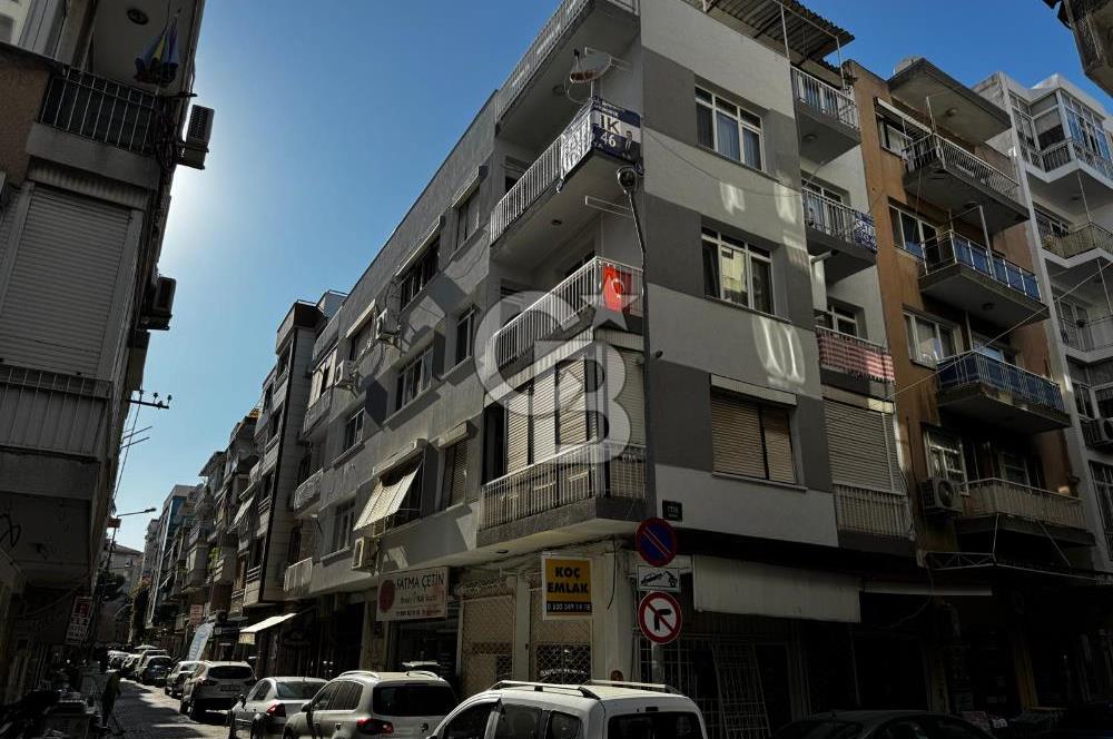 KARŞIYAKADA FIRSAT DAİRE 3+1 KÖŞE AYDINLIK VE DEĞERLİ ARSA PAYI