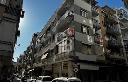 KARŞIYAKADA FIRSAT DAİRE 3+1 KÖŞE AYDINLIK VE DEĞERLİ ARSA PAYI