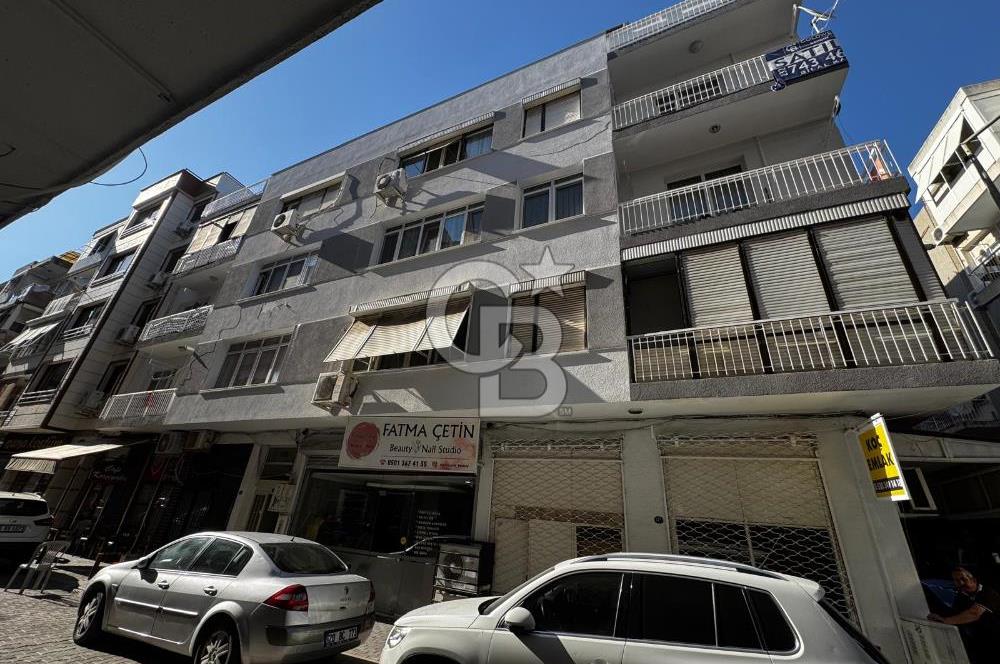 KARŞIYAKADA FIRSAT DAİRE 3+1 KÖŞE AYDINLIK VE DEĞERLİ ARSA PAYI