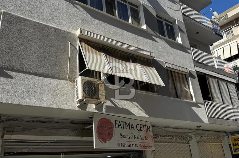 KARŞIYAKADA FIRSAT DAİRE 3+1 KÖŞE AYDINLIK VE DEĞERLİ ARSA PAYI
