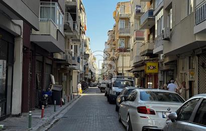 KARŞIYAKADA FIRSAT DAİRE 3+1 KÖŞE AYDINLIK VE DEĞERLİ ARSA PAYI