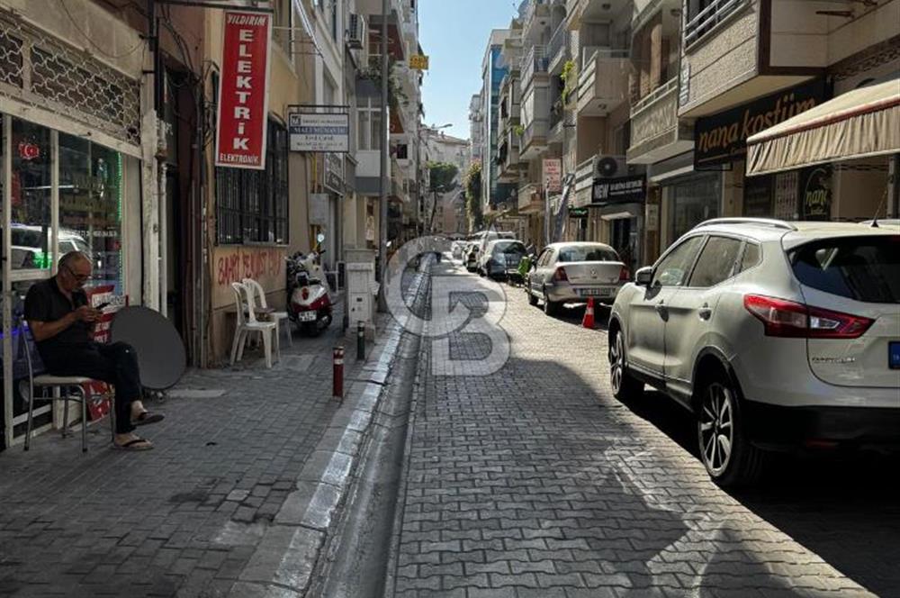 KARŞIYAKADA FIRSAT DAİRE 3+1 KÖŞE AYDINLIK VE DEĞERLİ ARSA PAYI