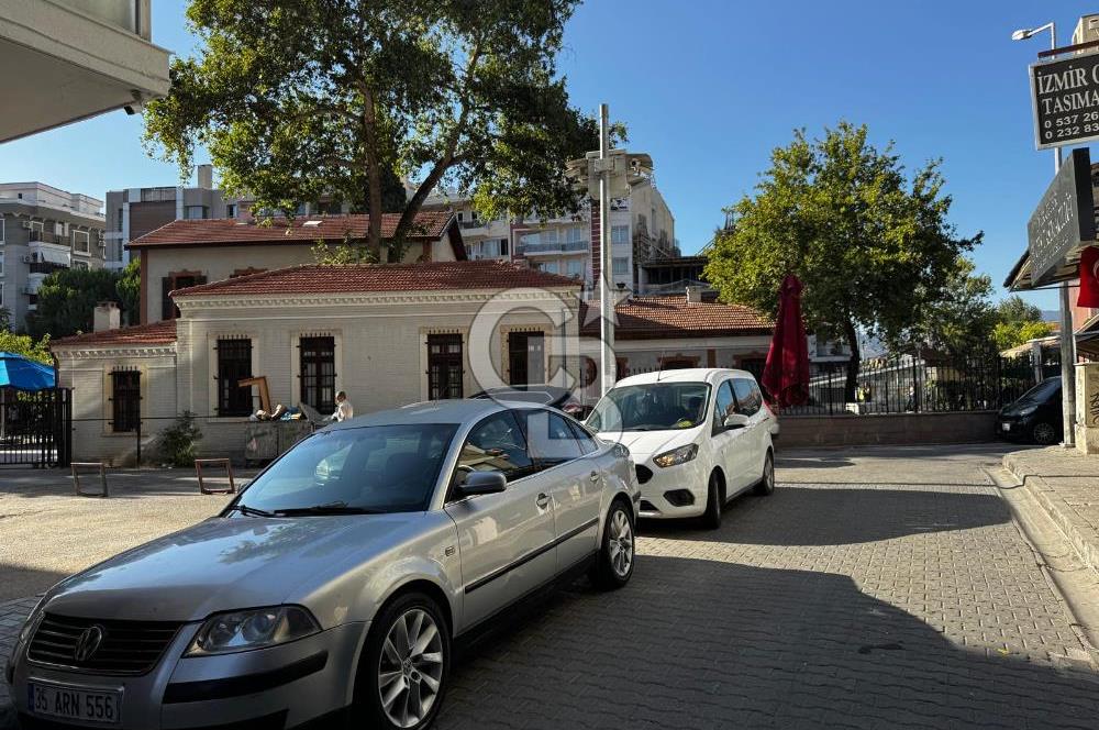 KARŞIYAKADA FIRSAT DAİRE 3+1 KÖŞE AYDINLIK VE DEĞERLİ ARSA PAYI