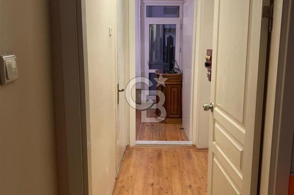 KARŞIYAKADA FIRSAT DAİRE 3+1 KÖŞE AYDINLIK VE DEĞERLİ ARSA PAYI
