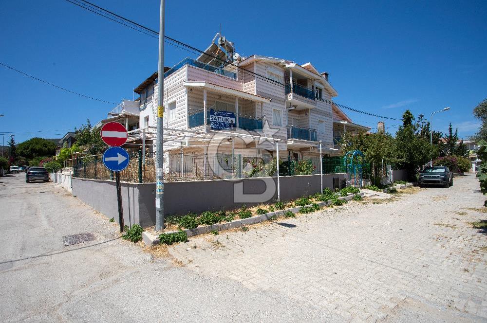 Urla Çeşmealtı'nda Satılık Deniz Manzaralı Tripleks Villa