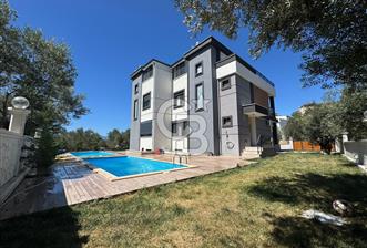 GÖMEÇ KARAAĞAÇ'TA, DENİZ MANZARALI, HAVUZLU, TRİPLEKS VİLLA