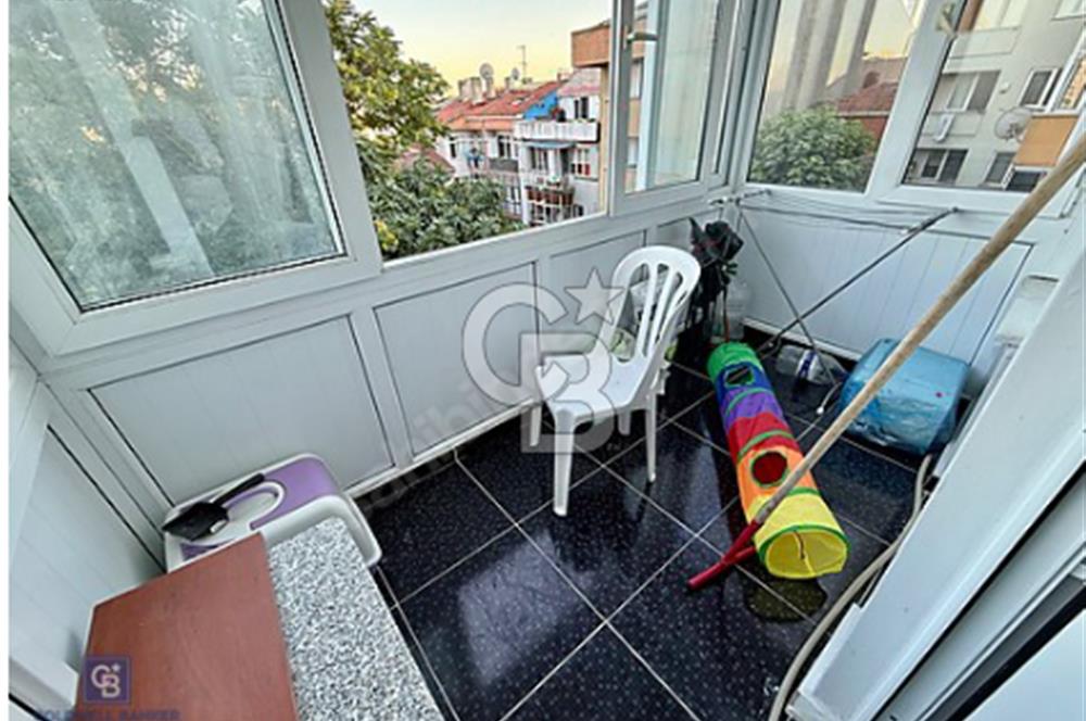 KADIKÖY MERKEZDE METROBÜSE YÜRÜME MESAFESİNDE 2+1 ARA KAT DAİRE