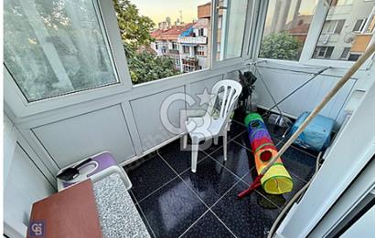 KADIKÖY MERKEZDE METROBÜSE YÜRÜME MESAFESİNDE 2+1 ARA KAT DAİRE