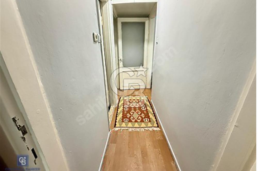 KADIKÖY MERKEZDE METROBÜSE YÜRÜME MESAFESİNDE 2+1 ARA KAT DAİRE