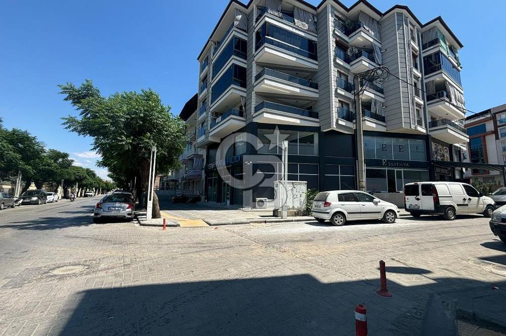 Salihli'de Cadde Üzerinde Satılık 250 m2 Köşe Dükkan