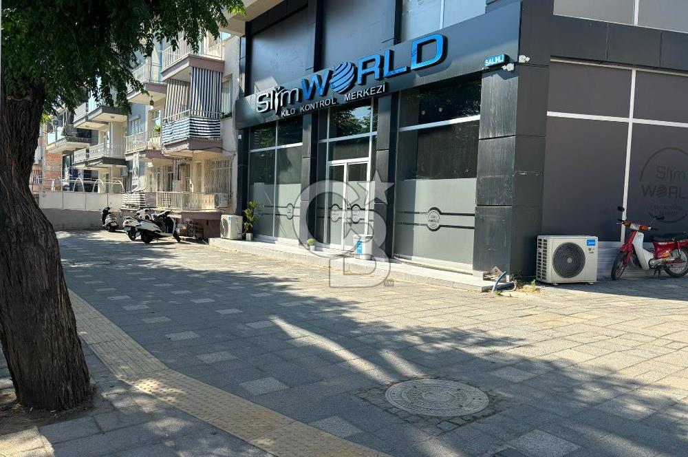 Salihli'de Cadde Üzerinde Satılık 250 m2 Köşe Dükkan
