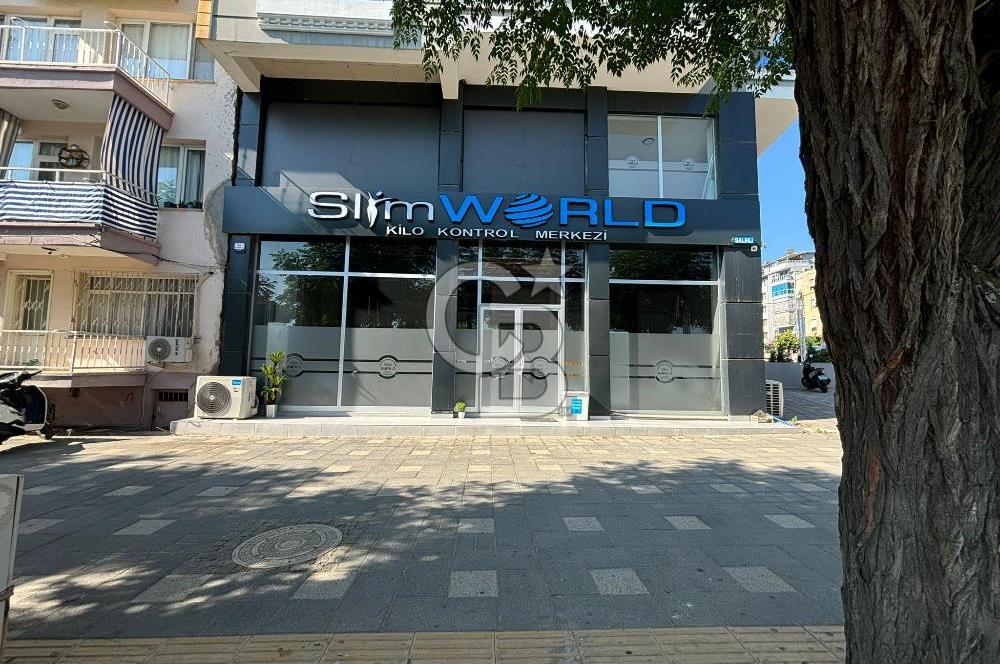 Salihli'de Cadde Üzerinde Satılık 250 m2 Köşe Dükkan
