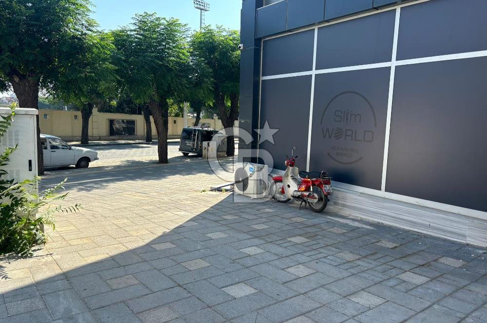 Salihli'de Cadde Üzerinde Satılık 250 m2 Köşe Dükkan
