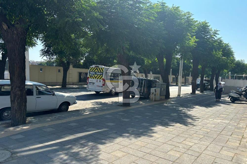 Salihli'de Cadde Üzerinde Satılık 250 m2 Köşe Dükkan