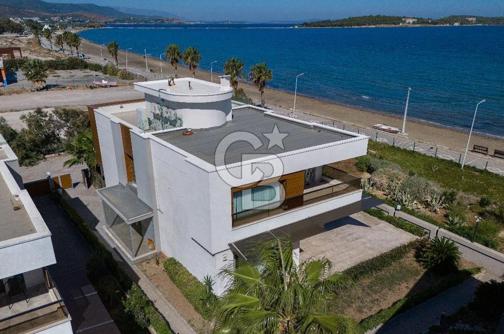 URLA İSKELEDE DENİZE SIFIR VİLLA