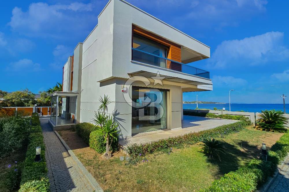 URLA İSKELEDE DENİZE SIFIR VİLLA