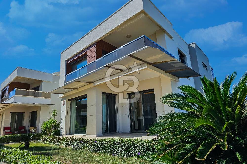URLA İSKELEDE DENİZE SIFIR VİLLA