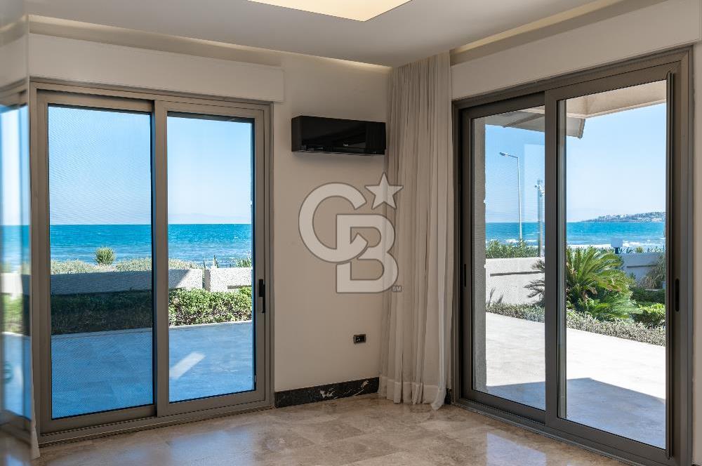 URLA İSKELEDE DENİZE SIFIR VİLLA