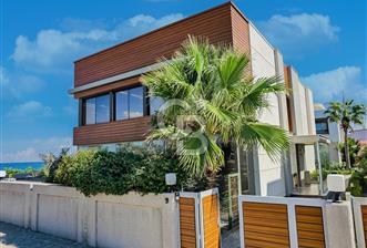 URLA İSKELEDE DENİZE SIFIR VİLLA