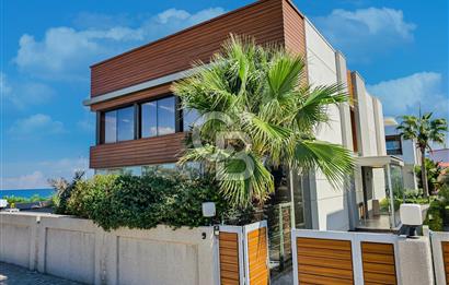 URLA İSKELEDE DENİZE SIFIR VİLLA