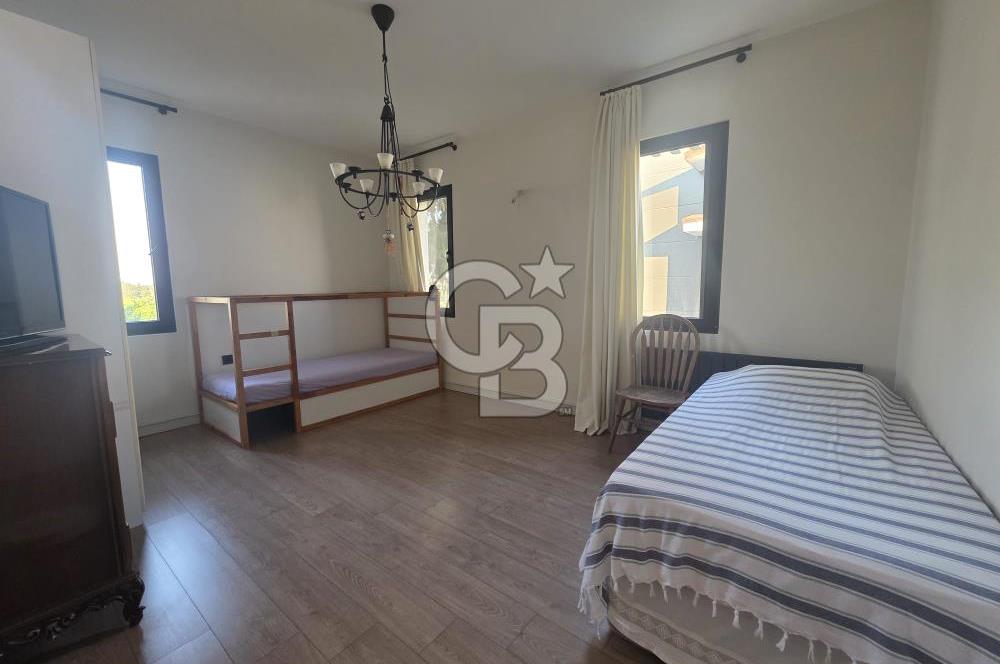 KARŞIKENT SİTESİNDE HAVUZLU GENİŞ BAHÇELİ 7+1  SATILIK VİLLA