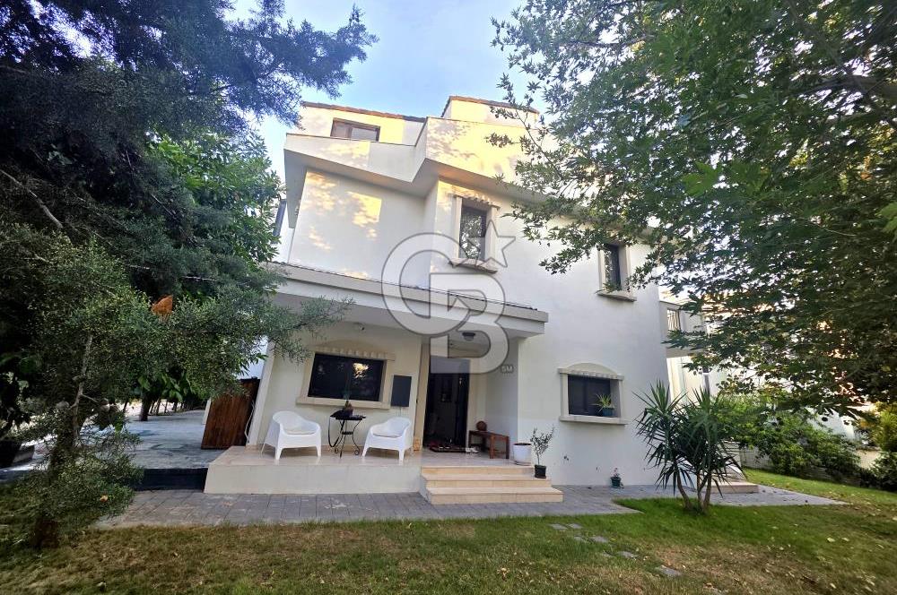 KARŞIKENT SİTESİNDE HAVUZLU GENİŞ BAHÇELİ 7+1  SATILIK VİLLA
