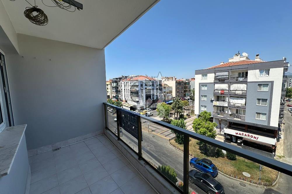 Gaziemir-Atıfbey, Sevgi Yolu Üzerinde Eşyalı 3+1 Kiralık Daire
