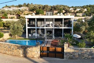 YALIÇİFTLİK'DE YILLIK KİRALIK BAHÇE KATI 2+1 HAVUZLU DAİRE