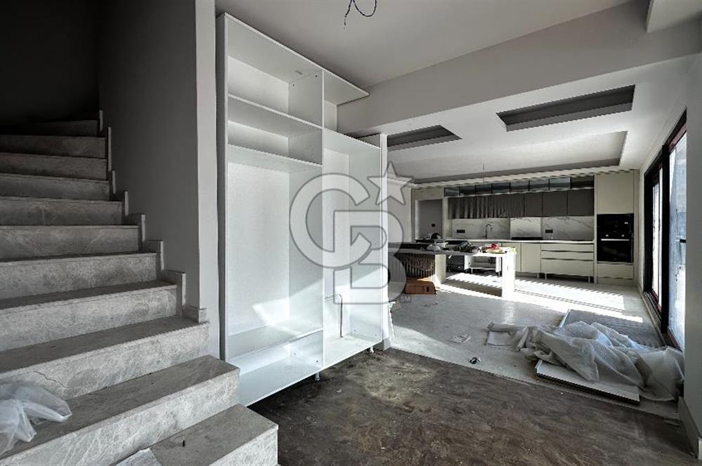 Bayraklı Plazalar Bölgesinde Satılık Dublex, 4+1, 254m2, 4 Banyo