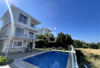 YENİ FOÇA'DA EŞSİZ MANZARALI MÜSTAKİL 4+1 TRİPLEX VİLLA