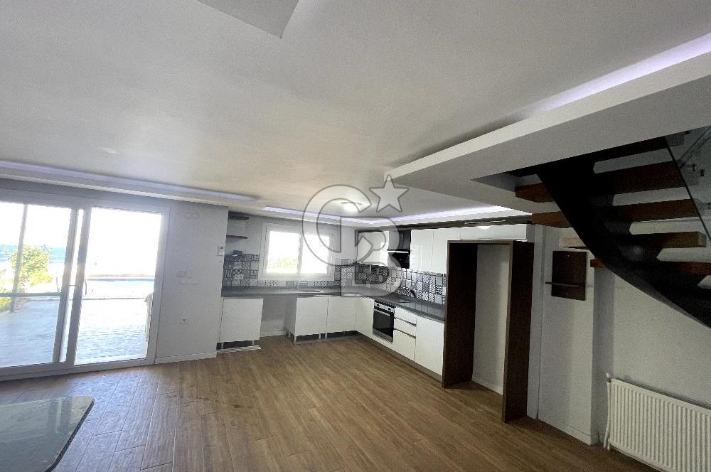 YENİ FOÇA'DA EŞSİZ MANZARALI MÜSTAKİL 4+1 TRİPLEX VİLLA