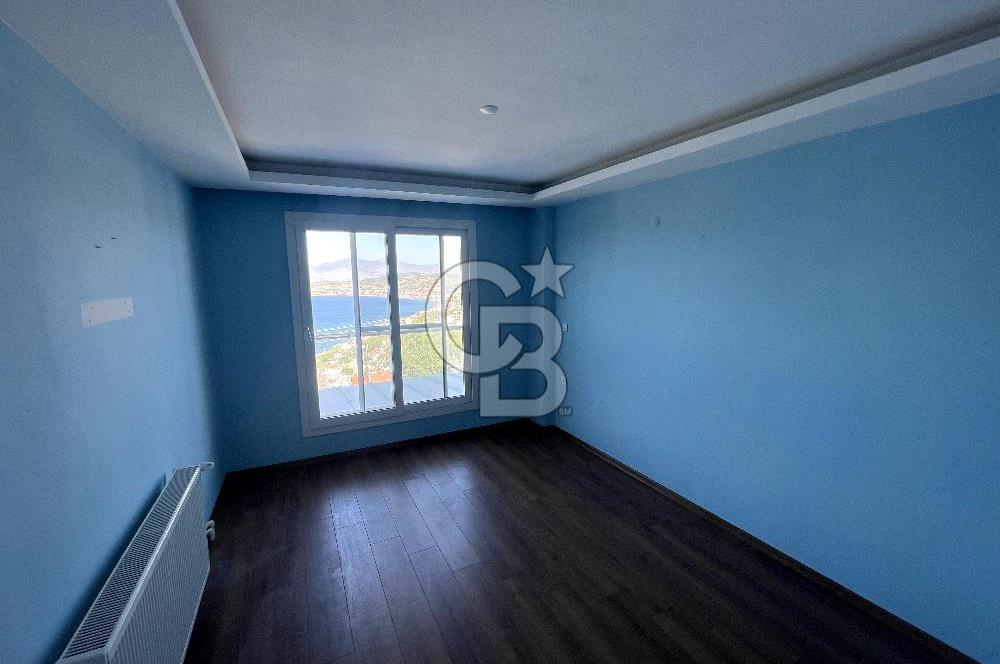 YENİ FOÇA'DA EŞSİZ MANZARALI MÜSTAKİL 4+1 TRİPLEX VİLLA