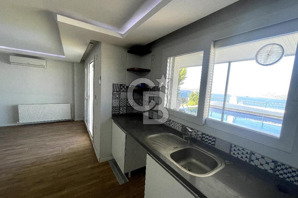 YENİ FOÇA'DA EŞSİZ MANZARALI MÜSTAKİL 4+1 TRİPLEX VİLLA