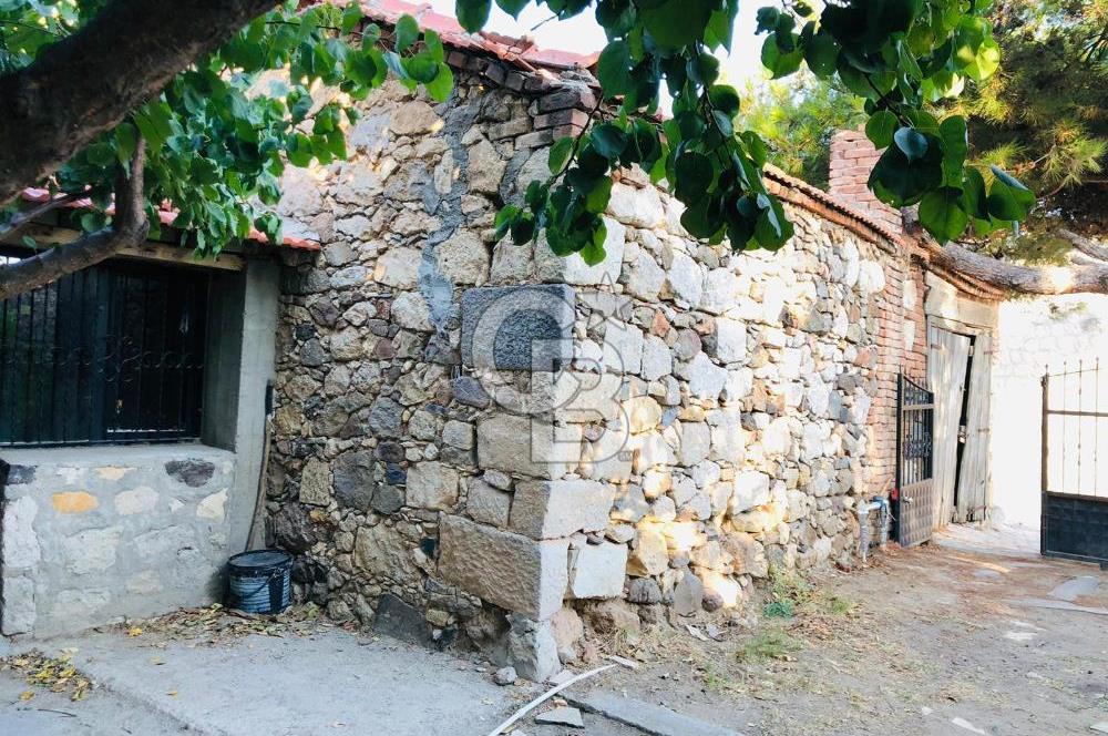 ALİAĞA AŞAĞIŞAKRAN'DA DENİZ MANZARALI TARİHİ TAŞ DUBLEKS EV