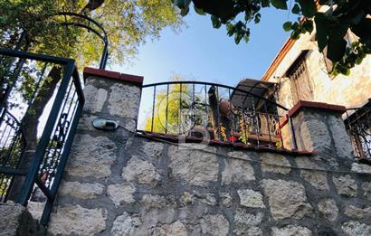 ALİAĞA AŞAĞIŞAKRAN'DA DENİZ MANZARALI TARİHİ TAŞ DUBLEKS EV