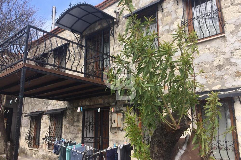 ALİAĞA AŞAĞIŞAKRAN'DA DENİZ MANZARALI TARİHİ TAŞ DUBLEKS EV