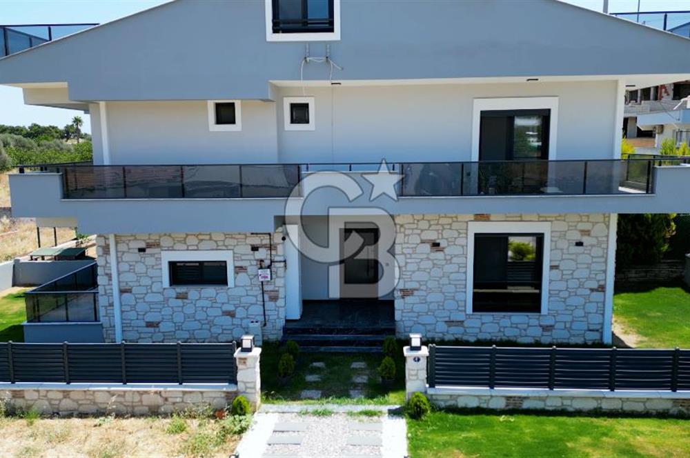 Zeytinalanında 5+1 Satılık Tam Müstakil Villa