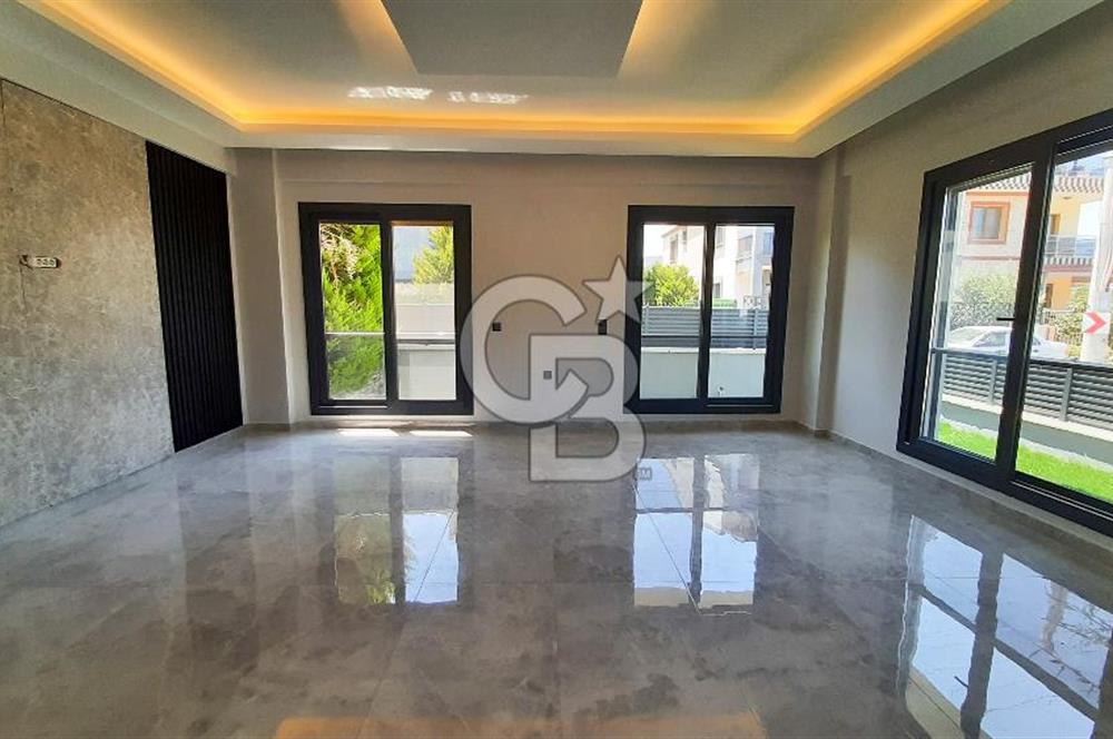 Zeytinalanında 5+1 Satılık Tam Müstakil Villa