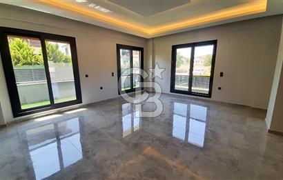 Zeytinalanında 5+1 Satılık Tam Müstakil Villa