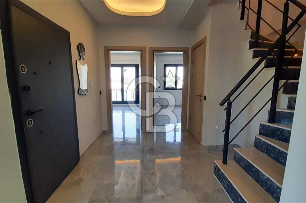 Zeytinalanında 5+1 Satılık Tam Müstakil Villa